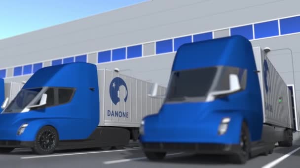 Depoda Danone logosu yüklü ya da boşaltılmış elektrikli yarı karavan kamyonları var. Lojistik bağlantılı 3d döngü canlandırması — Stok video