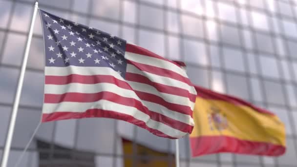 Modern bir gökdelenin önünde Usa ve İspanya 'nın bayraklarını sallıyordu. — Stok video