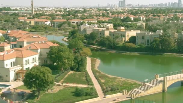 Nízká nadmořská výška letecké pohledy na Jumeirah Islands Společenství nábřeží vily. Dubaj, Uae — Stock video