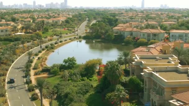 Luchtfoto van onbekende luxe auto rijden langs Jumeirah Eilanden gemeenschap villa 's in Dubai, Uae — Stockvideo