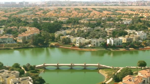 Luftaufnahme luxuriöser Villen am Wasser der Jumeirah-Inseln in Dubai, Uae — Stockvideo