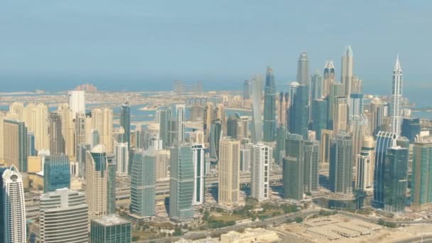 Uae，Dubai Marina摩天大楼和Palm Jumeirah群岛的空中拍摄 — 图库视频影像