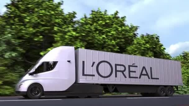 Вантажівка з електричним трейлером з логотипом Лореалу збоку. Editorial loopable 3d animation — стокове відео