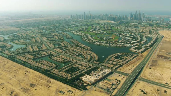 Ντουμπάι ορίζοντα πίσω από πολυτελείς βίλες, εναέρια θέα. Ουαί — Φωτογραφία Αρχείου