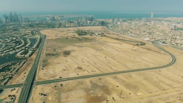 从Jumeirah村圆环地区看到的迪拜城市景观和周围沙漠的360度全景航空图。Uae — 图库视频影像