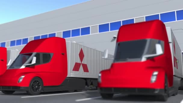 Сучасні напівпричепні вантажівки з логотипом Mitsubishi завантажуються або розвантажуються на складі. Логістика пов'язана loopable 3d анімації — стокове відео
