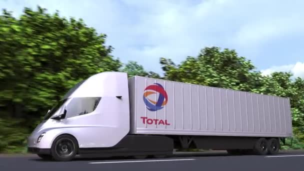Caminhão semi-reboque elétrico com logotipo TOTAL S.A. na lateral. Editorial loopable animação 3D — Vídeo de Stock