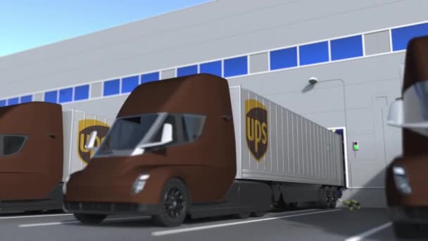 Camiones semirremolques eléctricos con logotipo de UPS que se cargan o descargan en el almacén. Animación 3D loopable relacionada con la logística — Vídeos de Stock