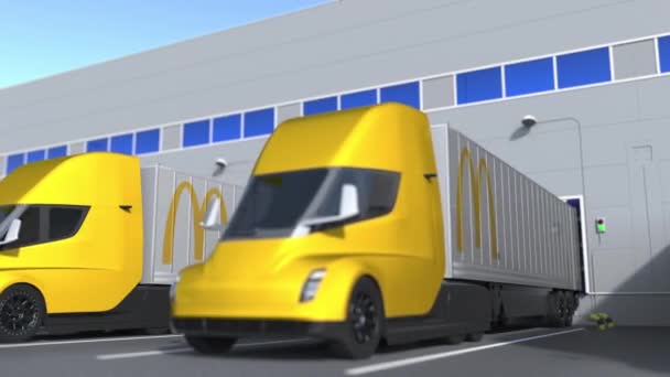 Современные прицепы с логотипом McDonalds загружаются или разгружаются на складе. Логистическая зацикленная 3D анимация — стоковое видео
