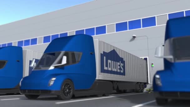 Elektro-Lastkraftwagen mit Lowes-Logo werden im Lager be- oder entladen. Logistikbezogene loopable 3D Animation — Stockvideo