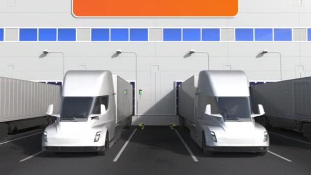 Camiones semirremolques eléctricos en la bahía de carga del almacén con logotipo XIAOMI en la pared. Animación Editorial 3D — Vídeo de stock