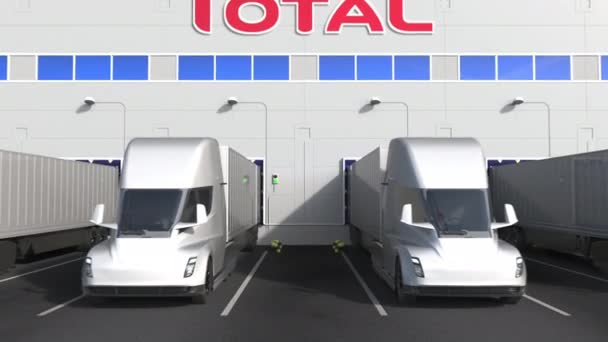 Depo yükleme bölümünde duvarında Eyalet Savcılığı logosu olan elektrikli yarı karavan kamyonları. 3d editör animasyonu — Stok video
