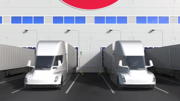 Caminhões semi-reboques elétricos no compartimento de carregamento do armazém com o logotipo TARGET na parede. Animação 3D editorial — Vídeo de Stock