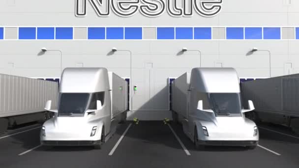 Camiones de remolque eléctricos en la bahía de carga del almacén con logotipo NESTLE en la pared. Animación Editorial 3D — Vídeo de stock