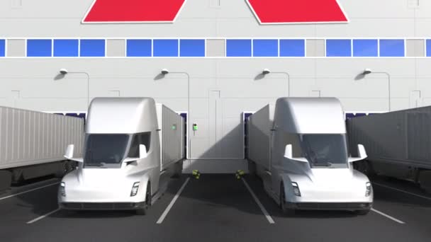 Сучасні напівпричепні вантажівки на складі вантажного відсіку з логотипом Mitsubishi на стіні. Редакція 3D анімації — стокове відео