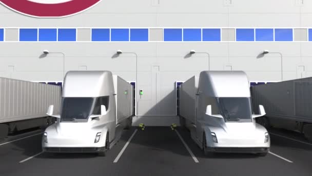 Camiones semirremolques eléctricos en la bahía de carga del almacén con logotipo LG en la pared. Animación Editorial 3D — Vídeo de stock