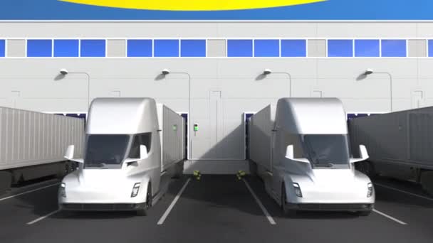 Elektriska påhängsvagnslastbilar i lagerhallen med Ikea-logotyp på väggen. Redaktionell 3D-animation — Stockvideo