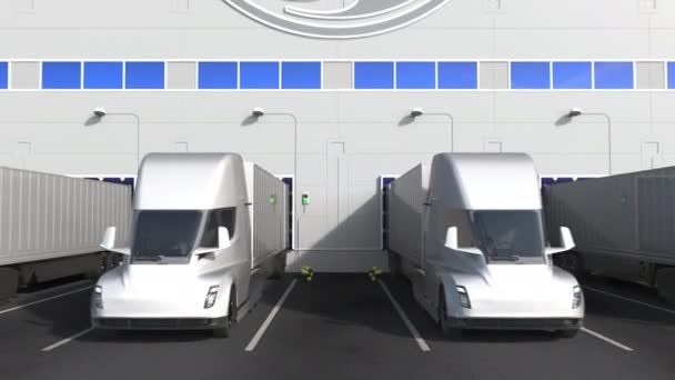 Camiones semirremolques eléctricos en el muelle de carga del almacén con logotipo GENERAL ELECTRIC GE en la pared. Animación Editorial 3D — Vídeos de Stock