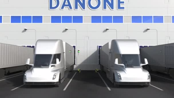 Camiones semirremolques eléctricos en la bahía de carga del almacén con el logotipo de CHEVROLET en la pared. Animación Editorial 3D — Vídeos de Stock