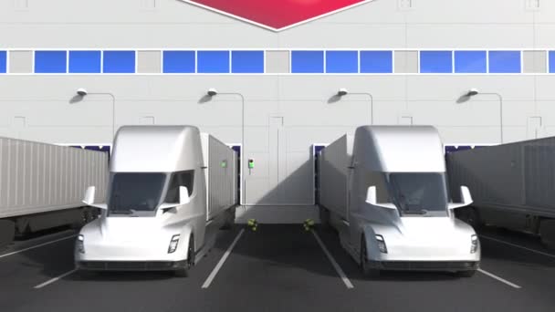 Elektro-Sattelschlepper auf der Lagerladefläche mit CHEVRON CORPORATION-Logo an der Wand. Leitartikel 3D-Animation — Stockvideo