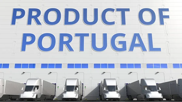 Camions semi-remorques électriques au quai de chargement de l'entrepôt avec PRODUIT DE PORTUGAL texte. Portugais logistique liée rendu 3D — Photo
