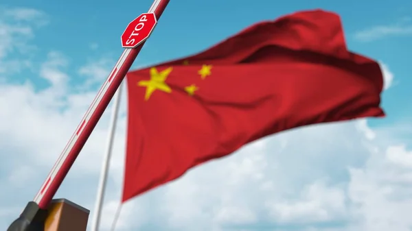 Abrindo barreira de lança com sinal de parada contra a bandeira chinesa. Entrada livre ou levantamento de uma proibição na China. Renderização 3D — Fotografia de Stock