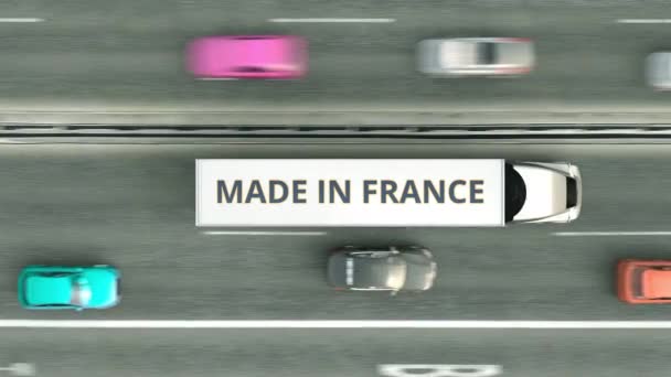 Légi kilátás félpótkocsi teherautók Made in France szöveges vezetés az út mentén. Francia üzleti vonatkozású hurok 3D animáció — Stock videók