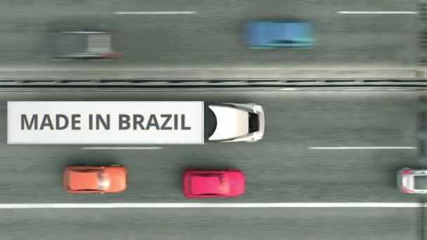 Widok z góry na dół naczepy z Made In Brazil tekst jazdy wzdłuż autostrady. Brazylijska animacja 3D związana z biznesem — Wideo stockowe