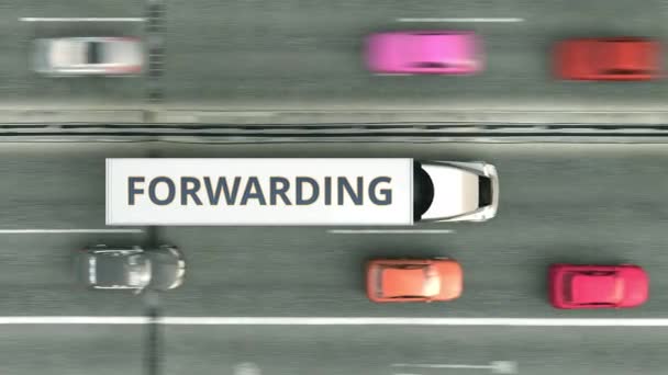 Släpvagnslastbilar med vidarebefordrande text som kör längs motorvägen. Loopable 3D-animering — Stockvideo