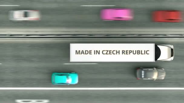 Vista aérea de arriba hacia abajo de camiones semirremolque con texto MADE IN CZECH REPUBLIC conduciendo a lo largo de la carretera. animación 3D loopable relacionada con el negocio — Vídeo de stock