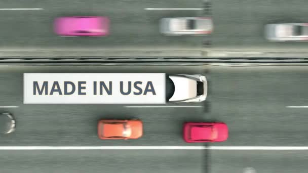 Widok z lotu ptaka ciężarówki z Made In Usa tekst jazdy wzdłuż autostrady. Amerykańska animacja 3D związana z biznesem — Wideo stockowe