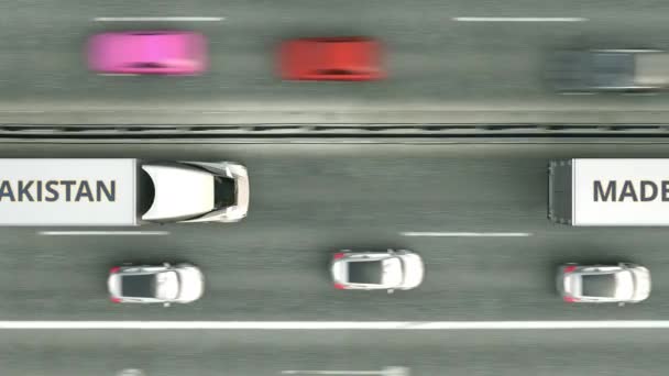 Vista aerea dall'alto verso il basso di camion semirimorchio con MADE IN PAKISTAN testo di guida lungo la strada. Animazione 3D loopable relativa al business pakistano — Video Stock