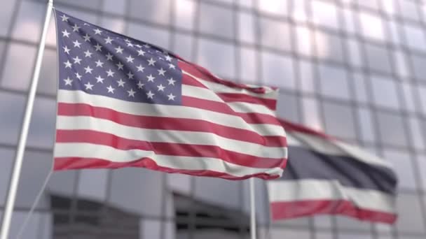 Ondeando banderas de los Estados Unidos y Tailandia frente a un edificio moderno — Vídeo de stock