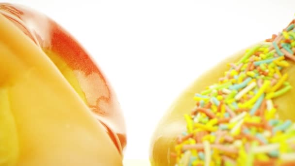 Süße glasierte Donuts Makrosonde Linse auf Rot geschossen — Stockvideo