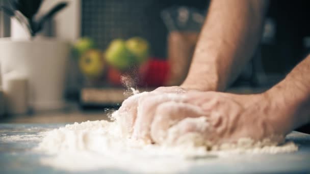 Pétrissage de la pâte à pain avec les mains, plan rapproché au ralenti — Video