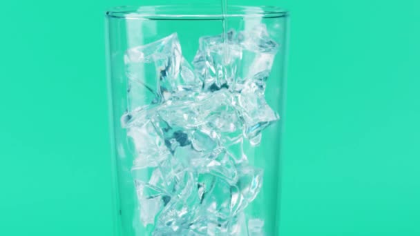 Verser de la limonade dans un verre avec des glaçons, gros plan sur Rouge — Video