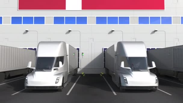 Elektrische oplegger vrachtwagens bij magazijn laadperron met vlag van Denemarken. Deense logistiek gerelateerde conceptuele 3D-animatie — Stockvideo