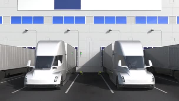 Elektriska påhängsvagnslastbilar vid lastkajen med Finlands flagga. Finsk logistikrelaterad konceptuell 3D-animation — Stockvideo