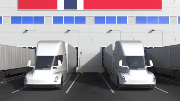 Släpvagnslastbilar vid lagerlastbrygga med norsk flagg. Norsk logistikrelaterad konceptuell 3D-animation — Stockvideo
