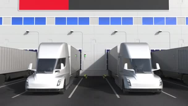 Camiones remolque eléctricos en muelle de carga de almacén con bandera de los EAU. Emiratos Árabes Unidos animación conceptual 3D relacionada con la logística — Vídeos de Stock