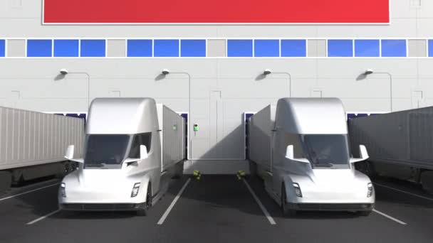 Elektrische trailer trucks bij magazijn laadperron met vlag van Zwitserland. Zwitserse logistiek gerelateerde conceptuele 3D-animatie — Stockvideo