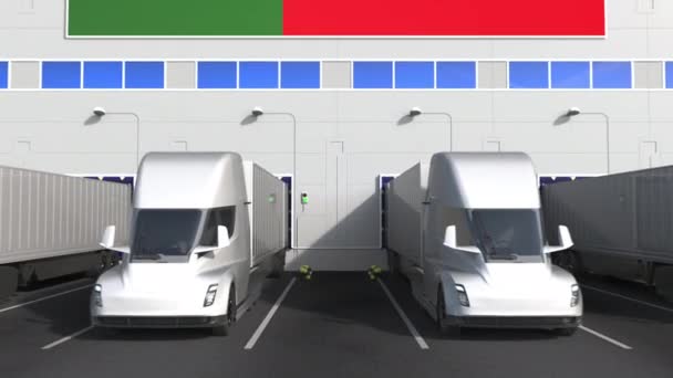 Elektriska släpvagnslastbilar vid lagerlastkaj med portugisisk flagg. Portugisisk logistikrelaterad 3D-animation — Stockvideo