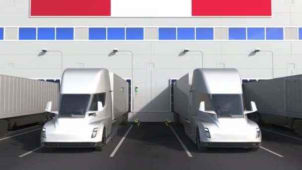 Ηλεκτρικά φορτηγά ρυμουλκούμενων σε αποθήκη αποβάθρα φόρτωσης με σημαία του Περού. Περουβιανή εφοδιαστική σχετική εννοιολογική 3D animation — Αρχείο Βίντεο