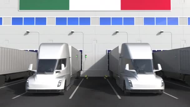 Elektriska påhängsvagnslastbilar vid lastkaj med MEXICO-flagg. Mexikansk logistikrelaterad konceptuell 3D-animering — Stockvideo