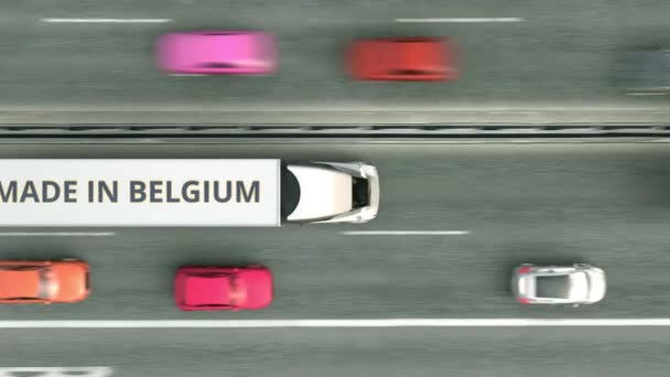 Camiones remolque con texto MADE IN BELGIUM conduciendo a lo largo de la carretera. Animación 3D loopable relacionada con el negocio belga — Vídeo de stock