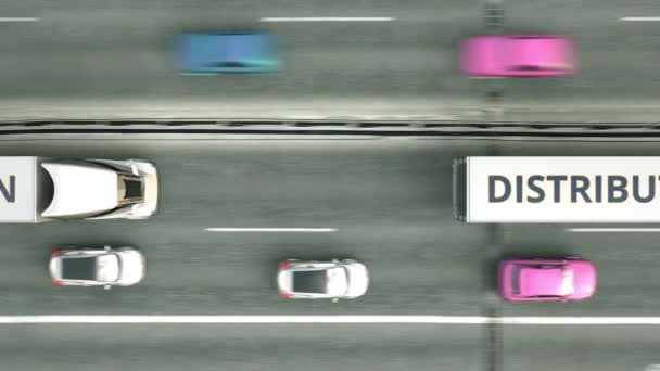 Vista aérea de camiones remolque con texto de DISTRIBUCIÓN conduciendo a lo largo de la carretera. Animación 3D Loopable — Vídeo de stock