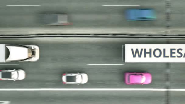 Vista aérea superior de caminhões de reboque com texto WHOLESALE dirigindo ao longo da estrada. Loopable animação 3D — Vídeo de Stock