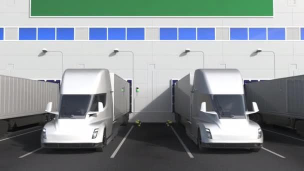 Camions semi-remorques électriques à l'entrepôt de chargement avec drapeau de l'ARABIE SAOUDITE. Logistique liée à l'animation 3D conceptuelle — Video