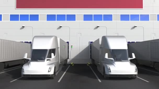 Elektriska påhängsvagnslastbilar i lagerlokalen med Lettlands flagg. Lettisk logistikrelaterad konceptuell 3D-animation — Stockvideo
