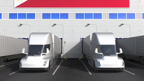 Ηλεκτρικά φορτηγά στο χώρο φόρτωσης αποθήκης με σημαία Φιλιππίνων. Logistics σχετικές έννοιες 3d animation — Αρχείο Βίντεο
